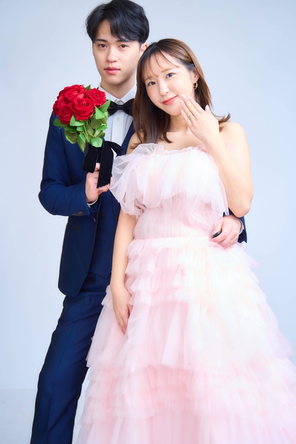 ピンクドレスとネイビースーツのカップルフォト