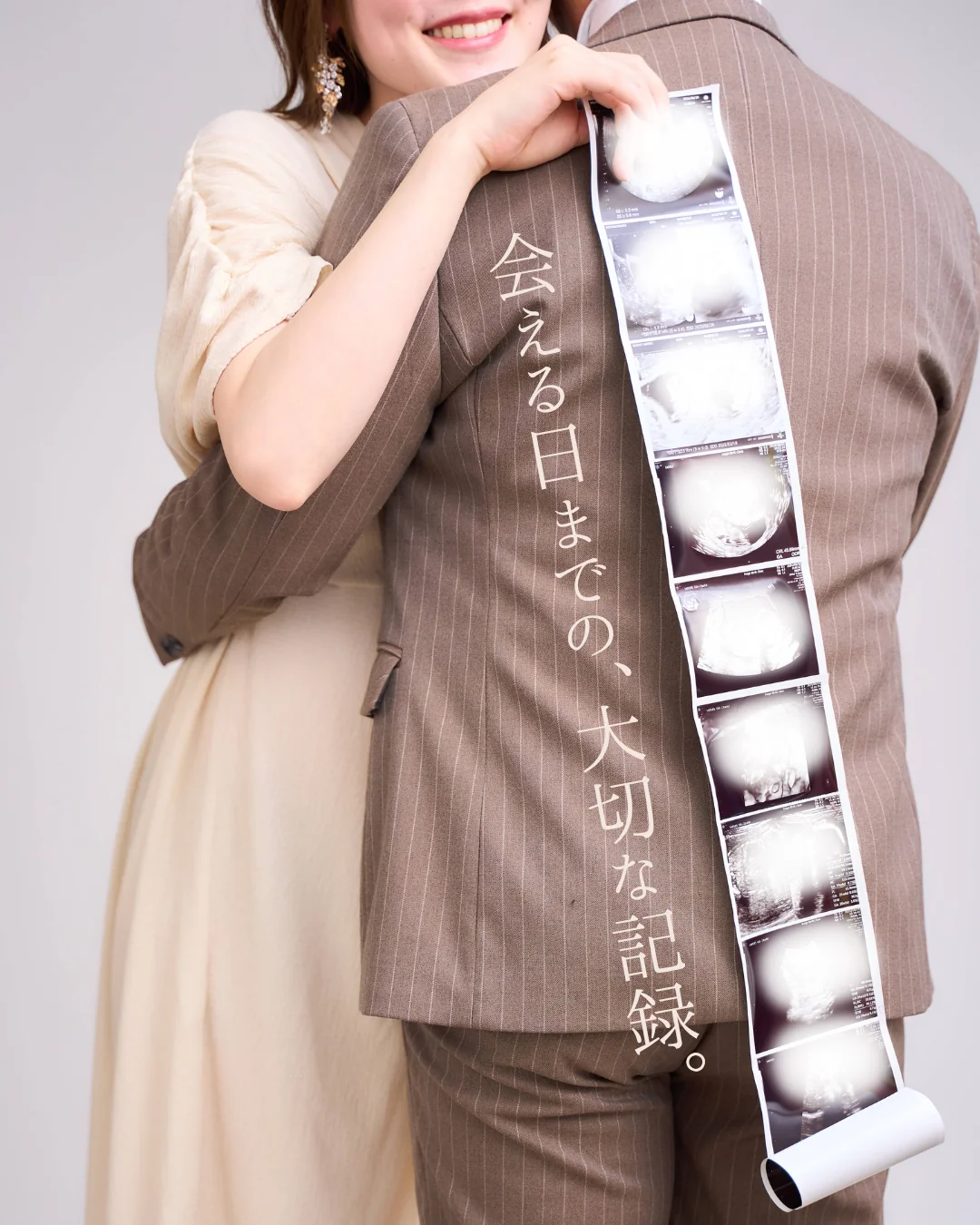エコー写真を抱える夫婦のマタニティフォト 会える日までの大切な記録