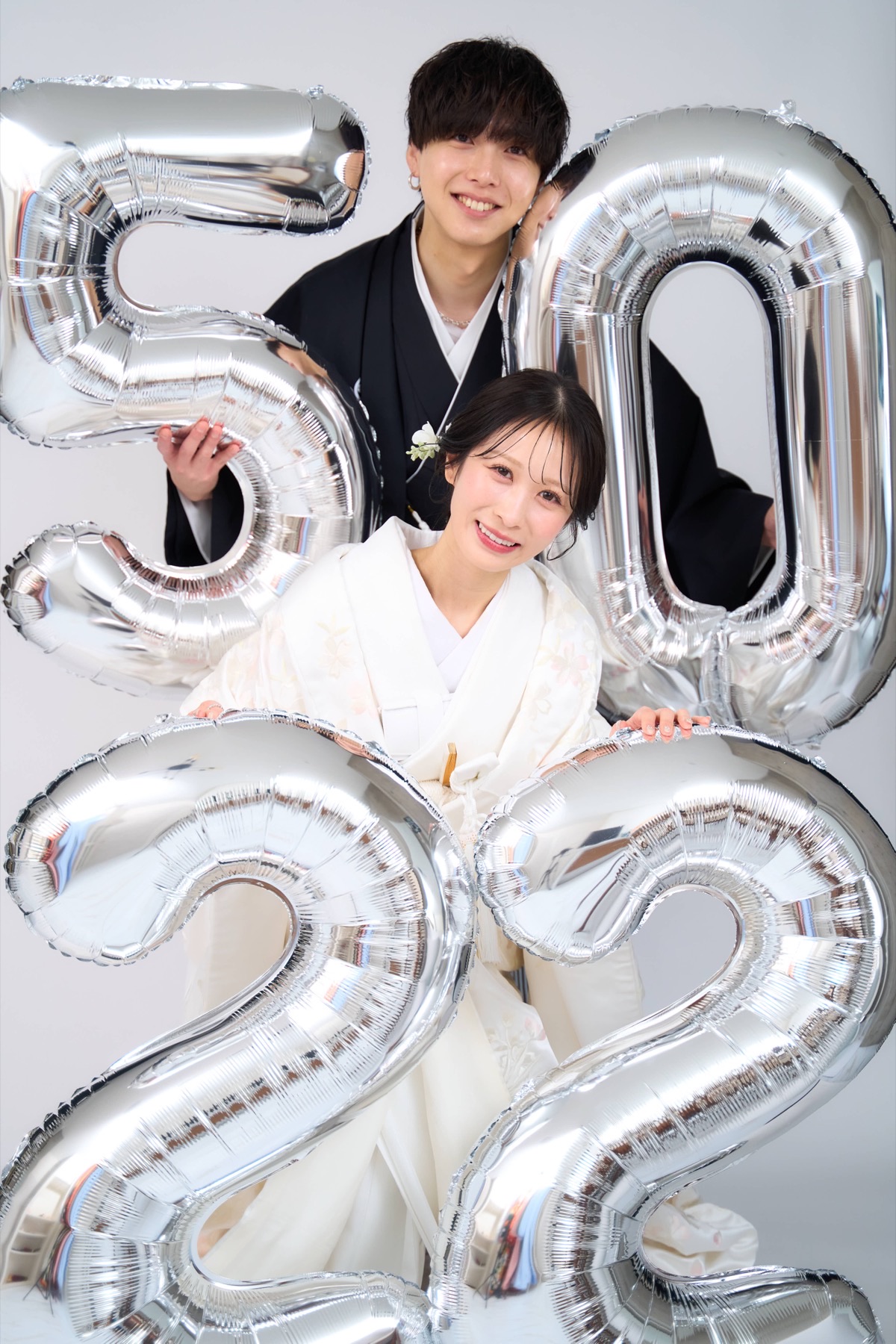 入籍記念撮影 - 数字バルーンを持つカップル