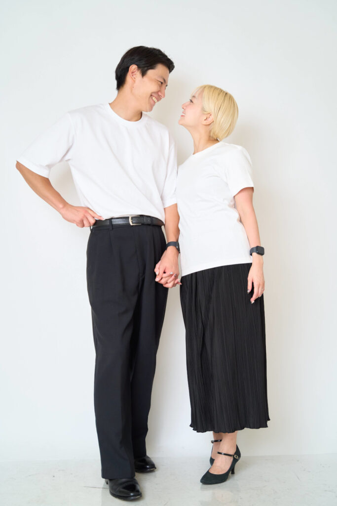 テーマカラーコーデでカジュアルなセルフウェディングフォト