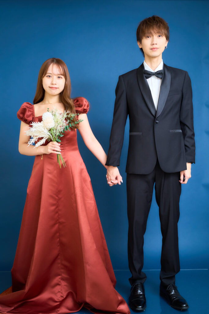 カジュアルドレスを着たセルフウェディングフォト