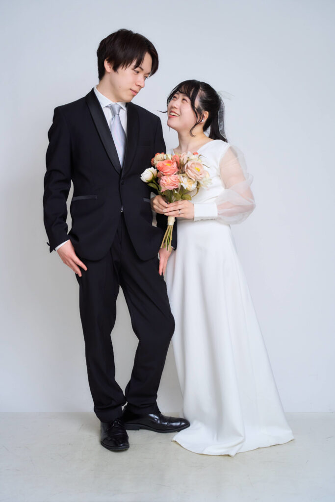 ブーケを持ったポーズのセルフ前撮り