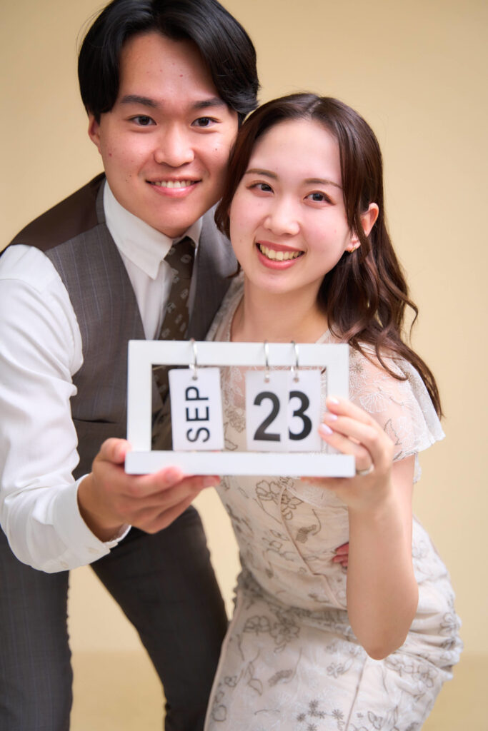 日付のブロックを持ったセルフウェディングフォト