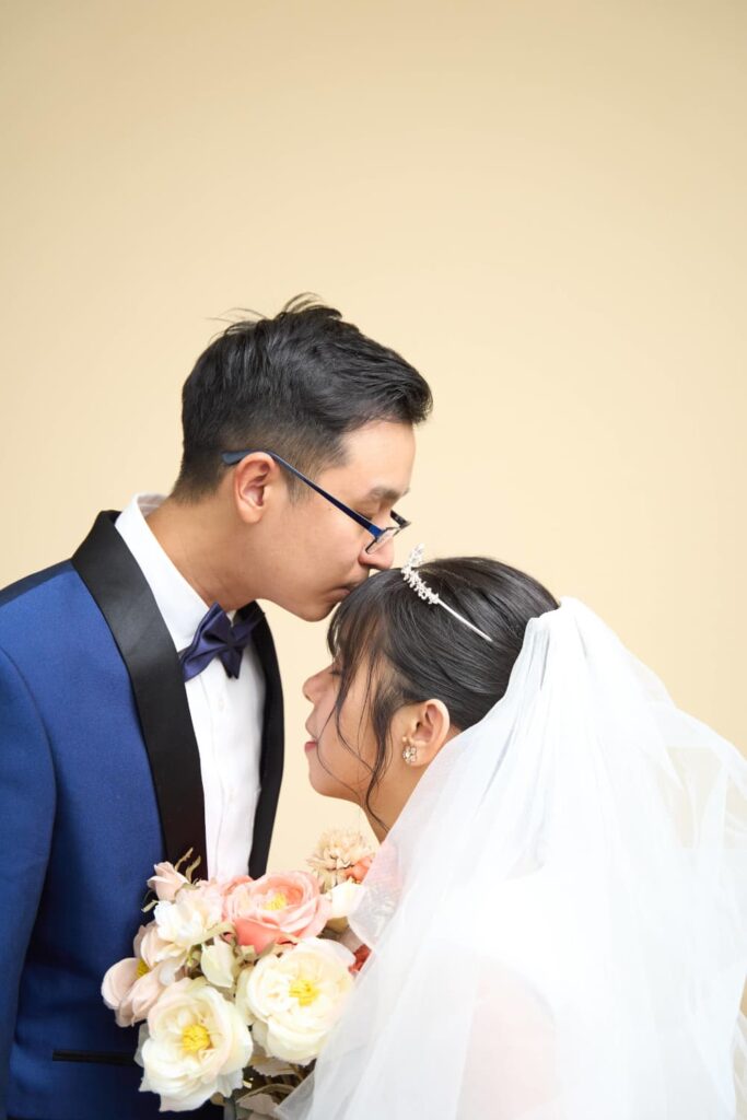 スタジオ撮影におすすめのウェディングフォトポーズ_キスショット