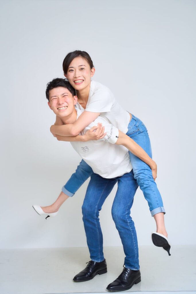 スタジオ撮影におすすめのウェディングフォトポーズ_おんぶショット