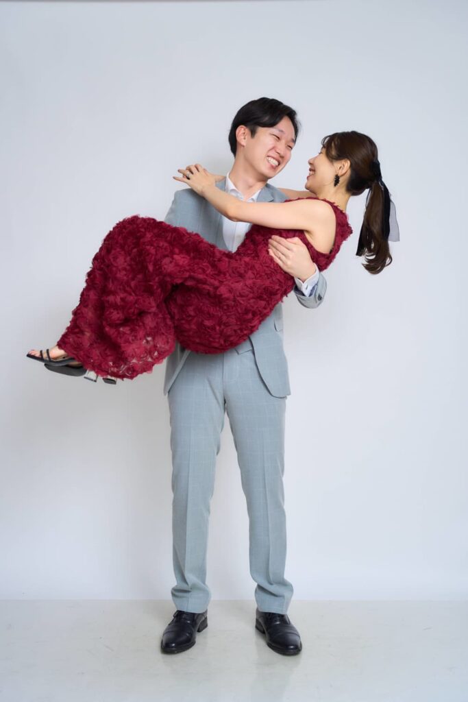 スタジオ撮影におすすめのウェディングフォトポーズ_抱っこショット