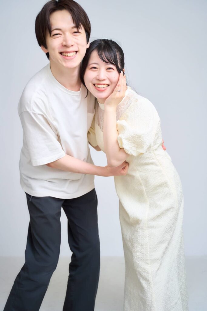 スタジオ撮影におすすめのウェディングフォトポーズ_抱きつきショット