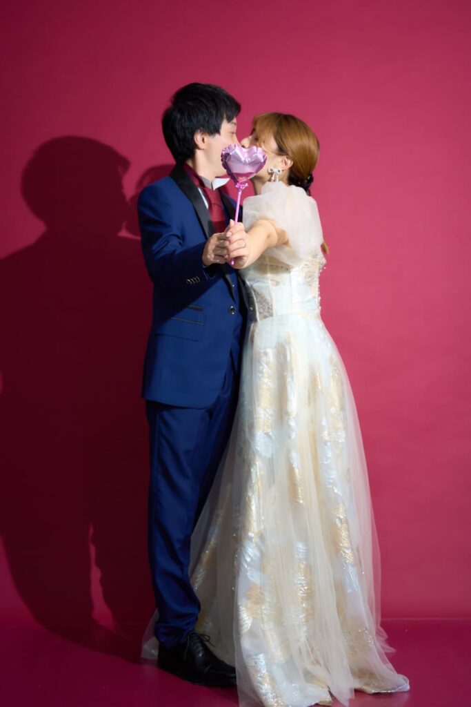 スタジオ撮影におすすめのウェディングフォトポーズ_キスショット