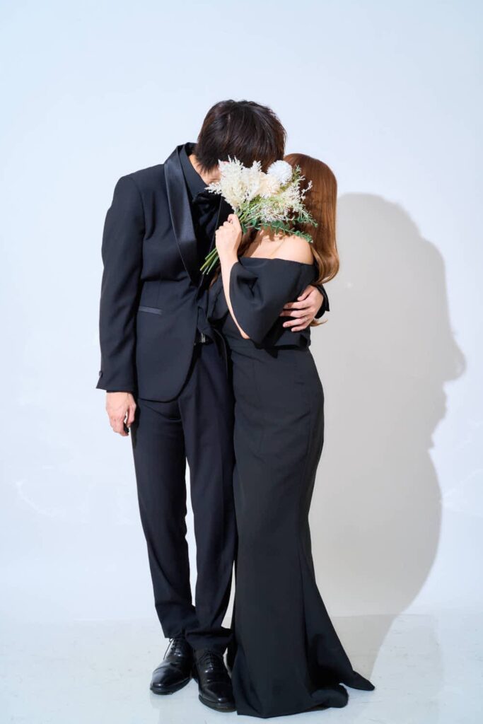 スタジオ撮影におすすめのウェディングフォトポーズ_キスショット