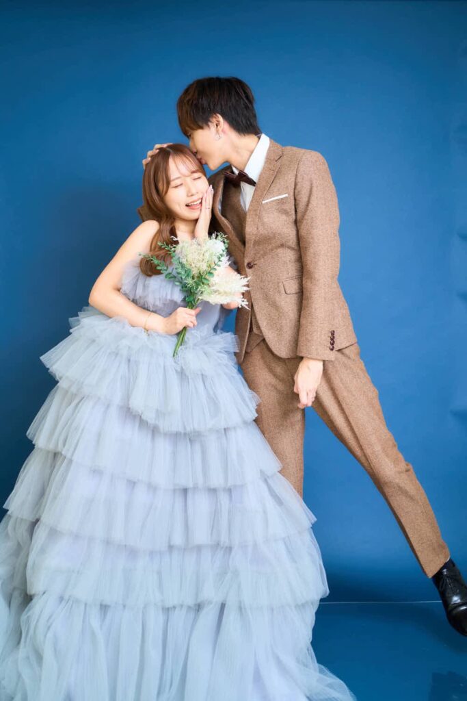 スタジオ撮影におすすめのウェディングフォトポーズ_キスショット