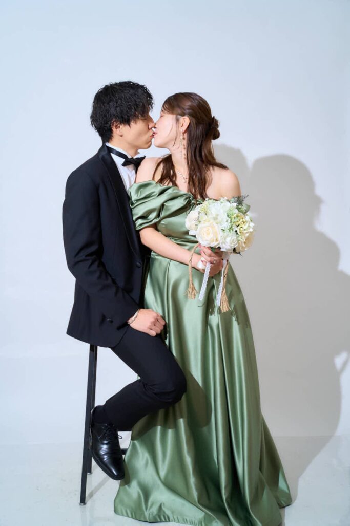 スタジオ撮影におすすめのウェディングフォトポーズ_キスショット