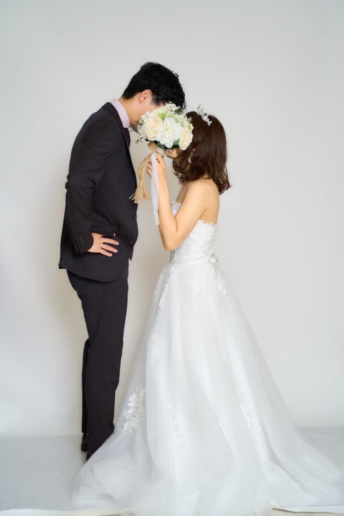 スタジオ撮影におすすめのウェディングフォトポーズ_キスショット