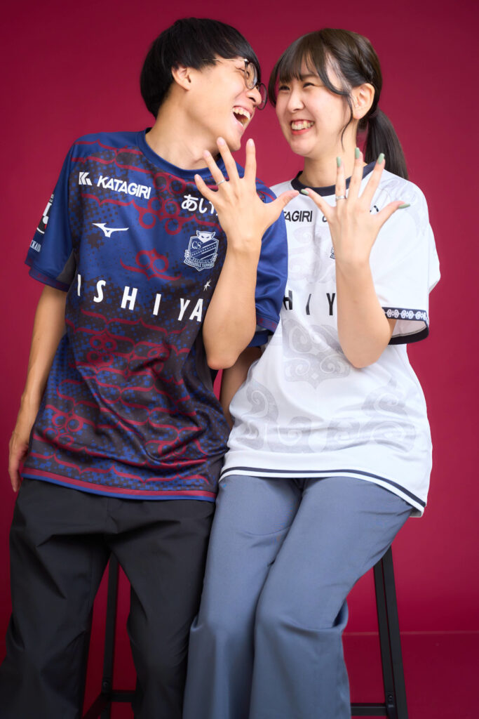 見つめあうポーズのカップル