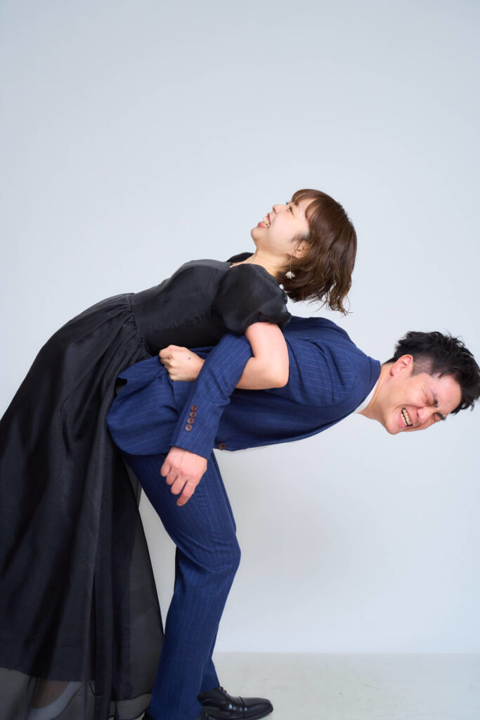 動きのあるポーズをしているセルフウエディングフォト