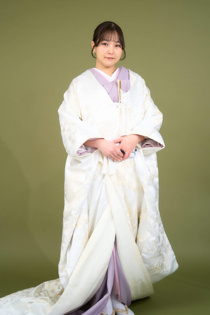 パープルの掛下を取り入れたおしゃれな白無垢コーデ